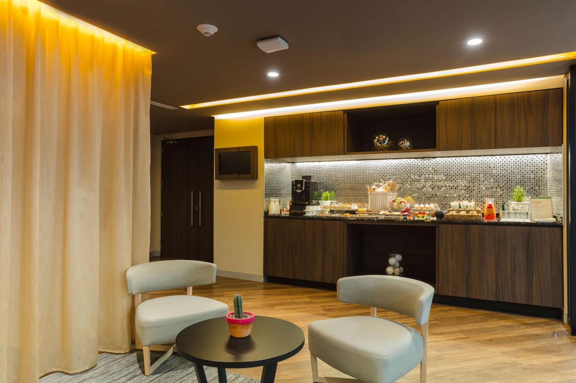 Nh Collection Mexico City Reforma Kültér fotó The private lounge at the airport