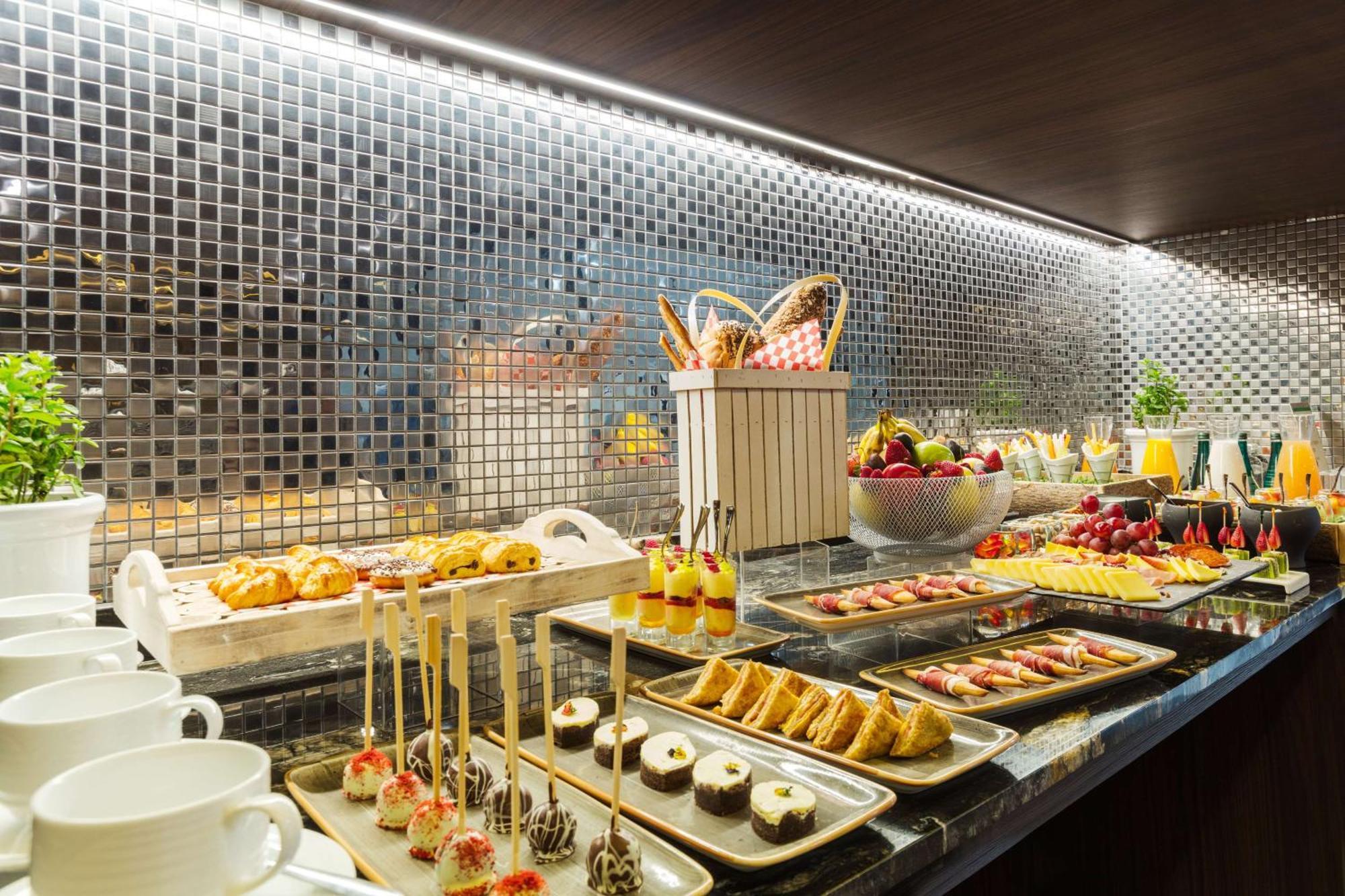 Nh Collection Mexico City Reforma Kültér fotó A buffet at a hotel